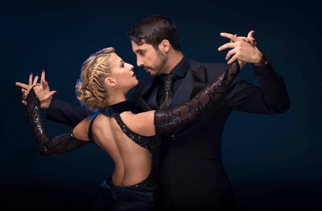 Bailarín de tango, folclore y danza contemporánea, educado en la Universidad Nacional de las Artes y la Universidad de San Martín. 5 veces finalista del Campeonato Mundial de Tango en ambas categorías.