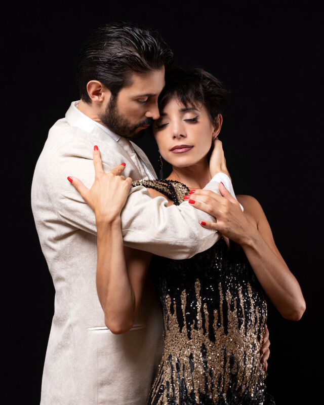 Bailarín de tango, folclore y danza contemporánea, educado en la Universidad Nacional de las Artes y la Universidad de San Martín. 5 veces finalista del Campeonato Mundial de Tango en ambas categorías.